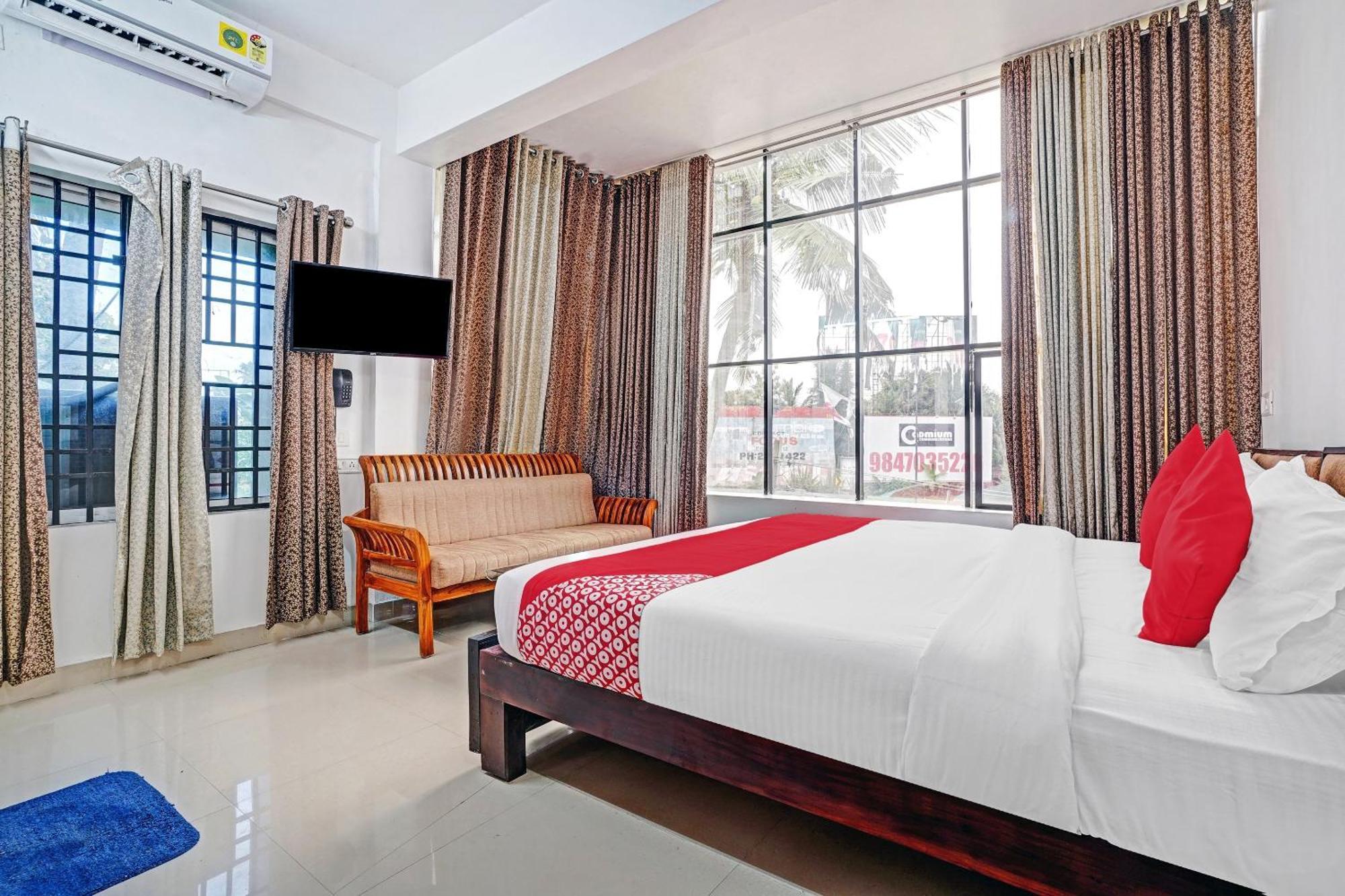 Hotel Thaza Rooms เนดุมบัสเซรี ภายนอก รูปภาพ